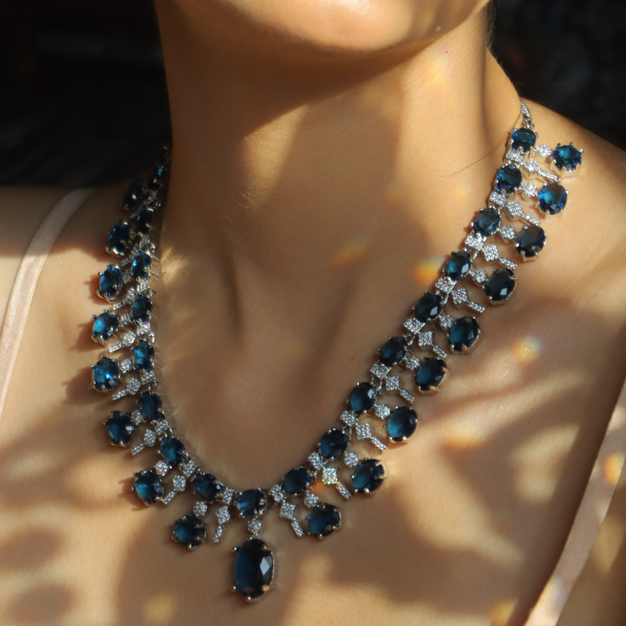 Luxurious blue sapphire and diamond necklace set