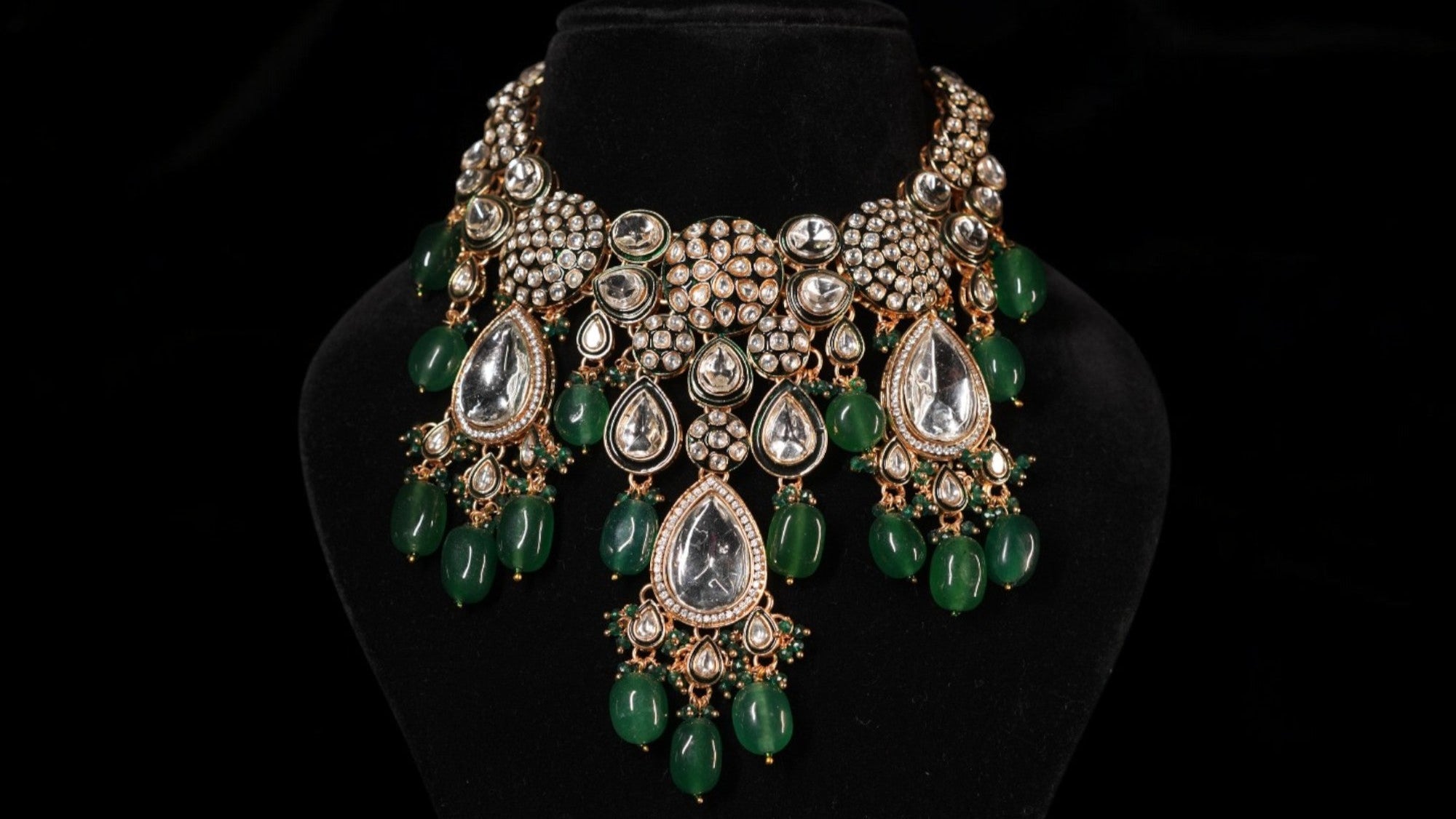 royal looking bridal set with kundans and emerald stones for the rich looking brides