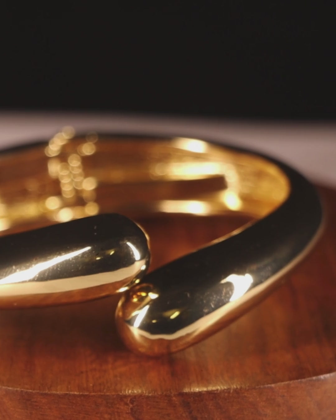 "VIENNA" Golden Curve Bangle