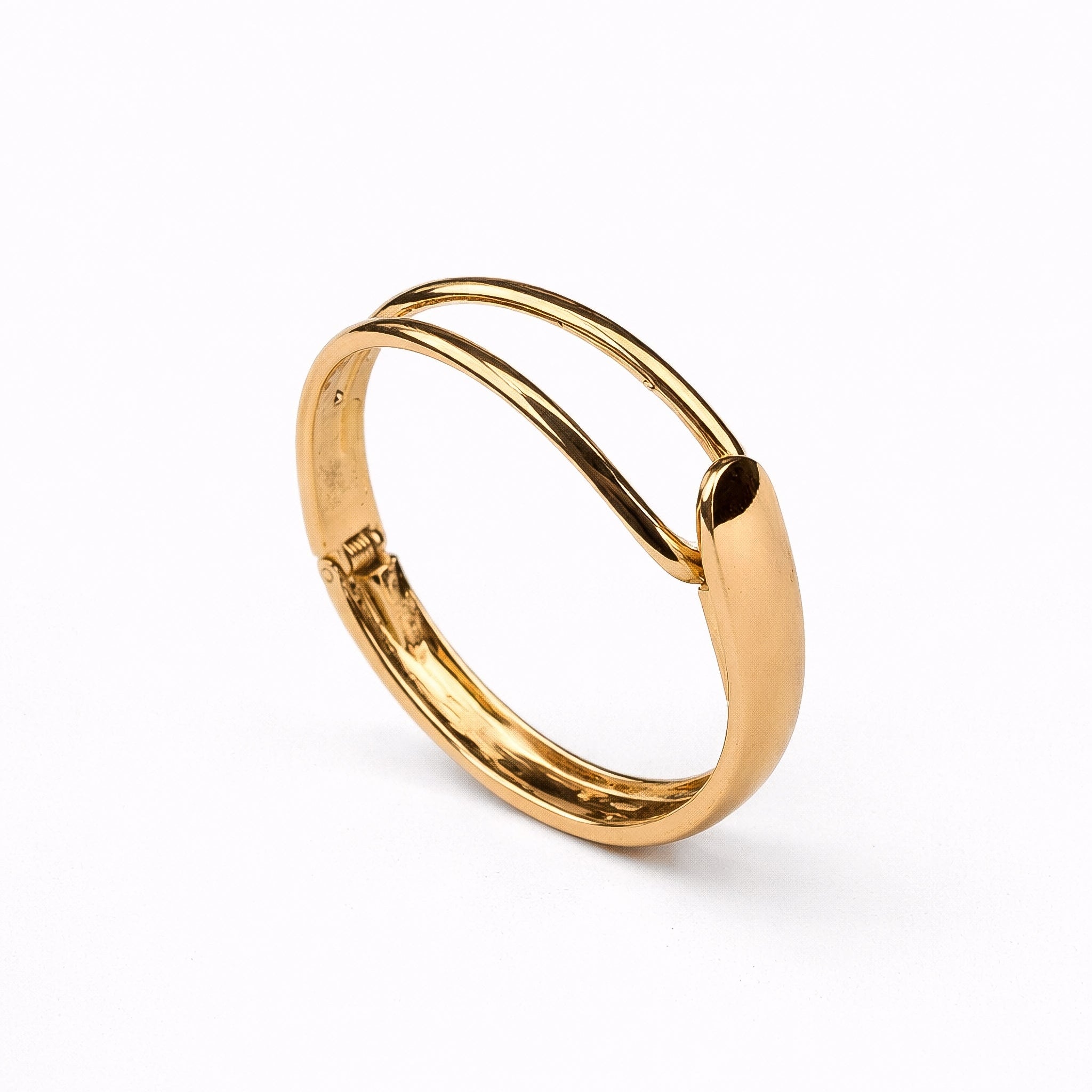 "VIENNA" Gold Interlock Bangle
