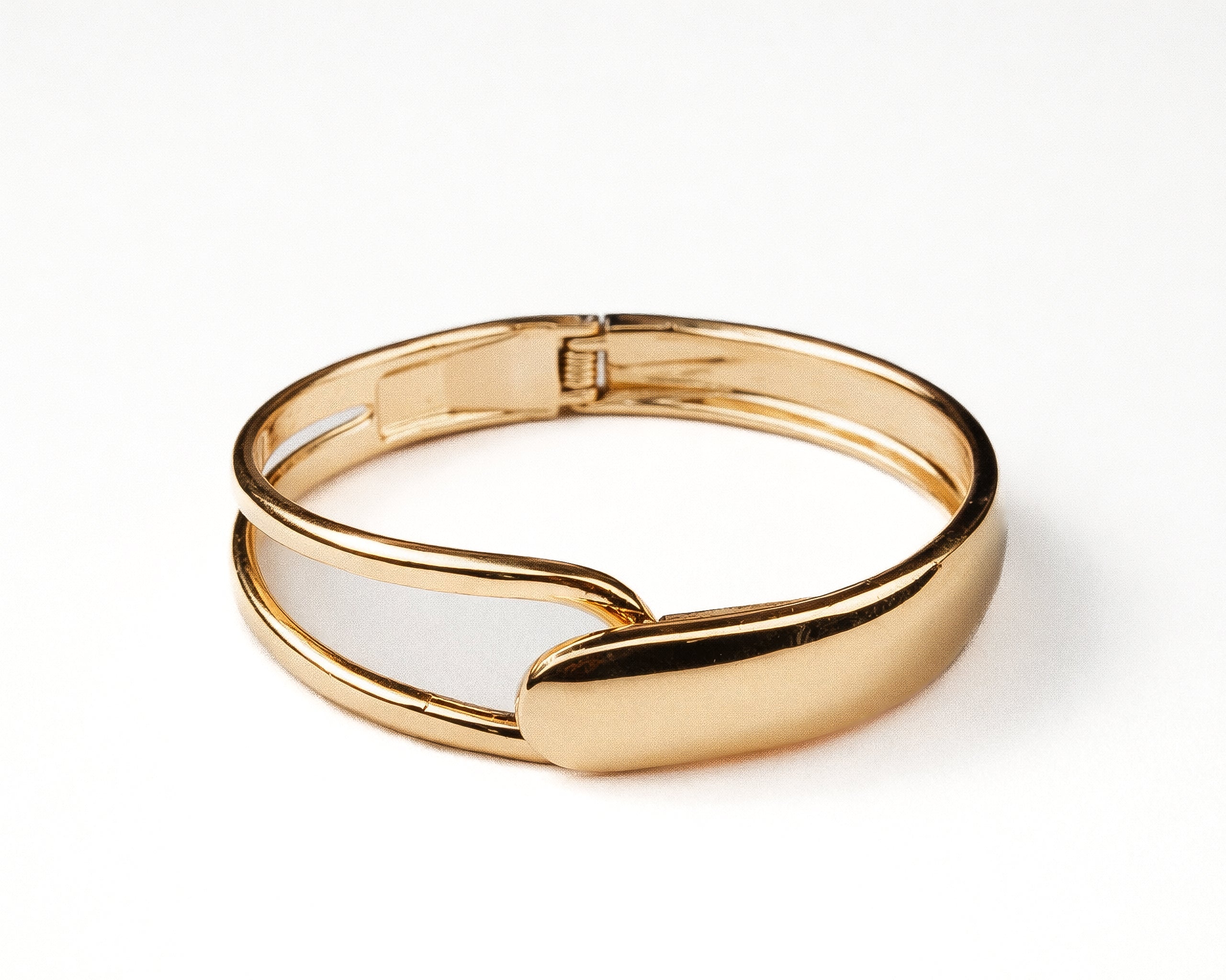 "VIENNA" Gold Interlock Bangle