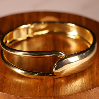 "VIENNA" Gold Interlock Bangle