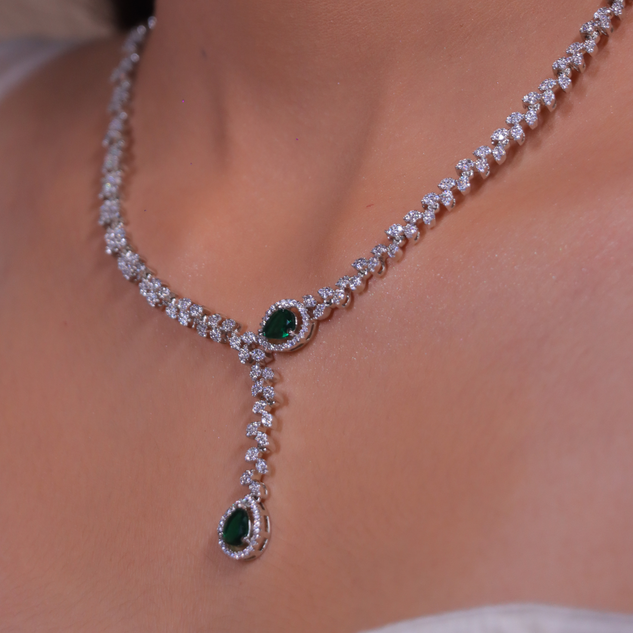 "DMONDE" Frost Leaf Diamond Pendant Set
