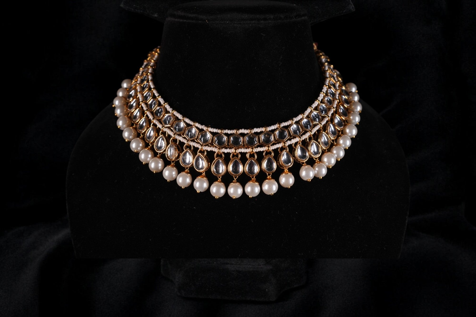 "AMIRA" White Pearl Kundan Set