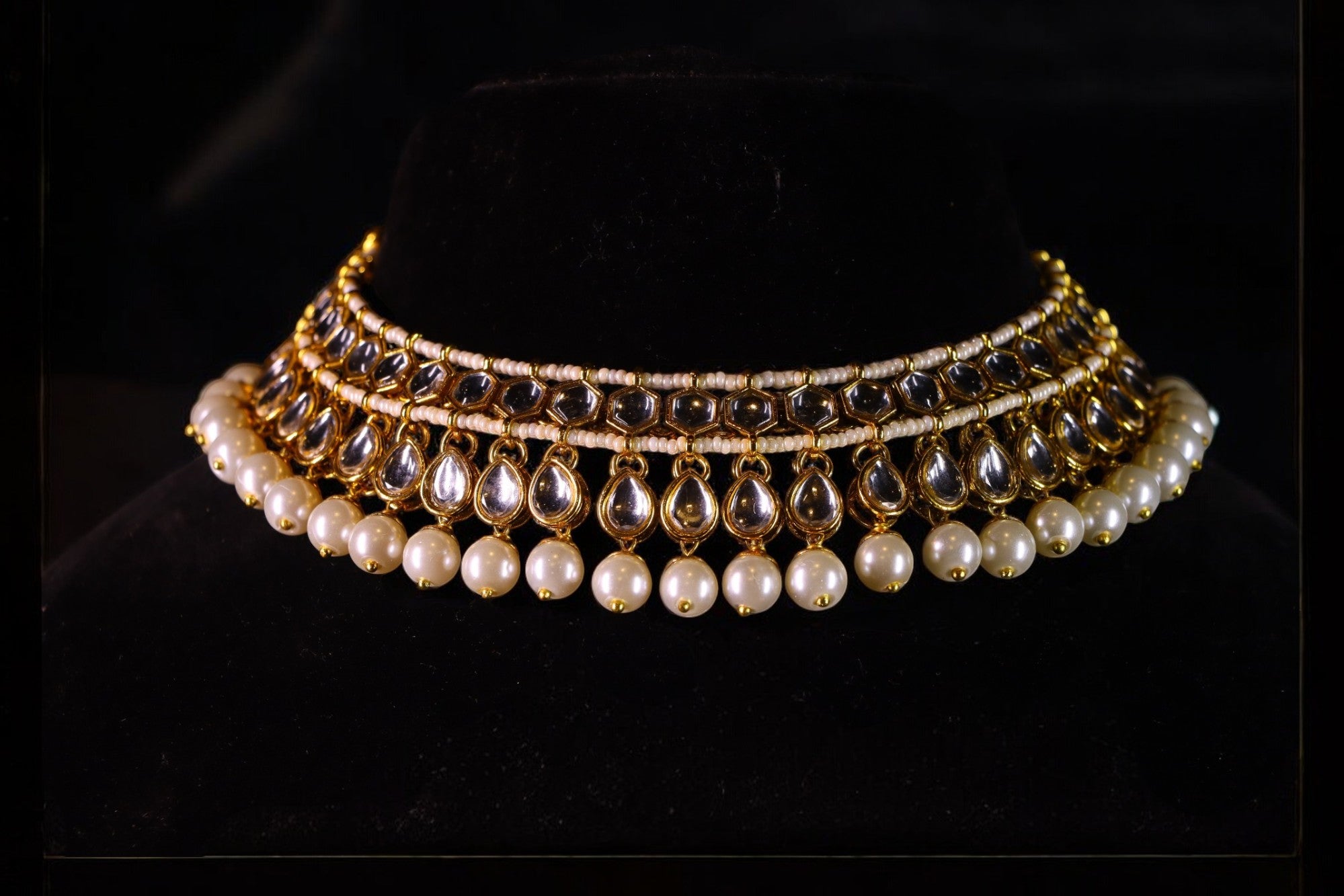 "AMIRA" White Pearl Kundan Set