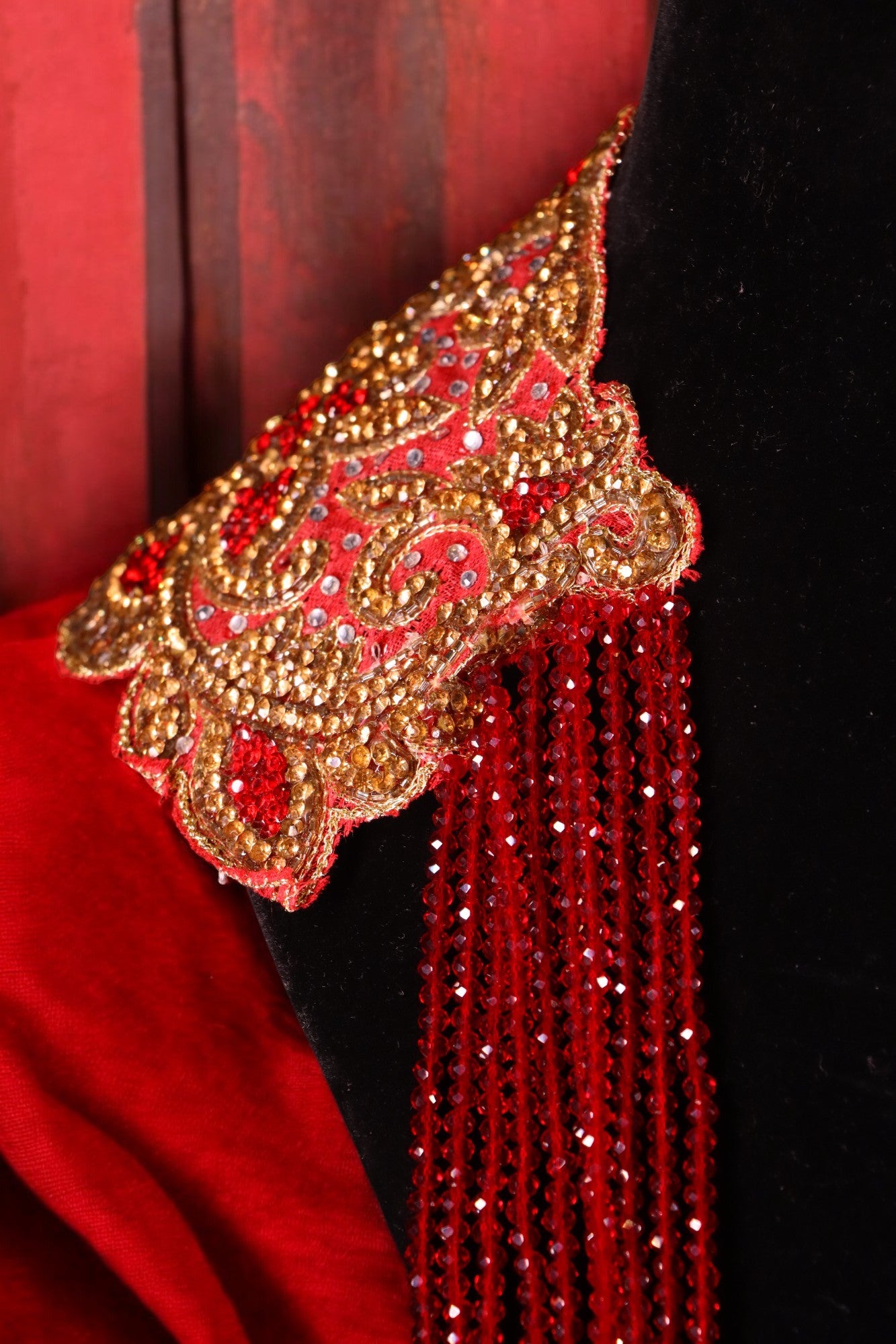 "VIENNA" Glitz Red Embroider Neckpiece