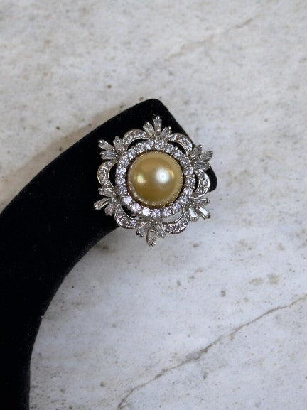 "VIENNA" Golden Pearl Earrings