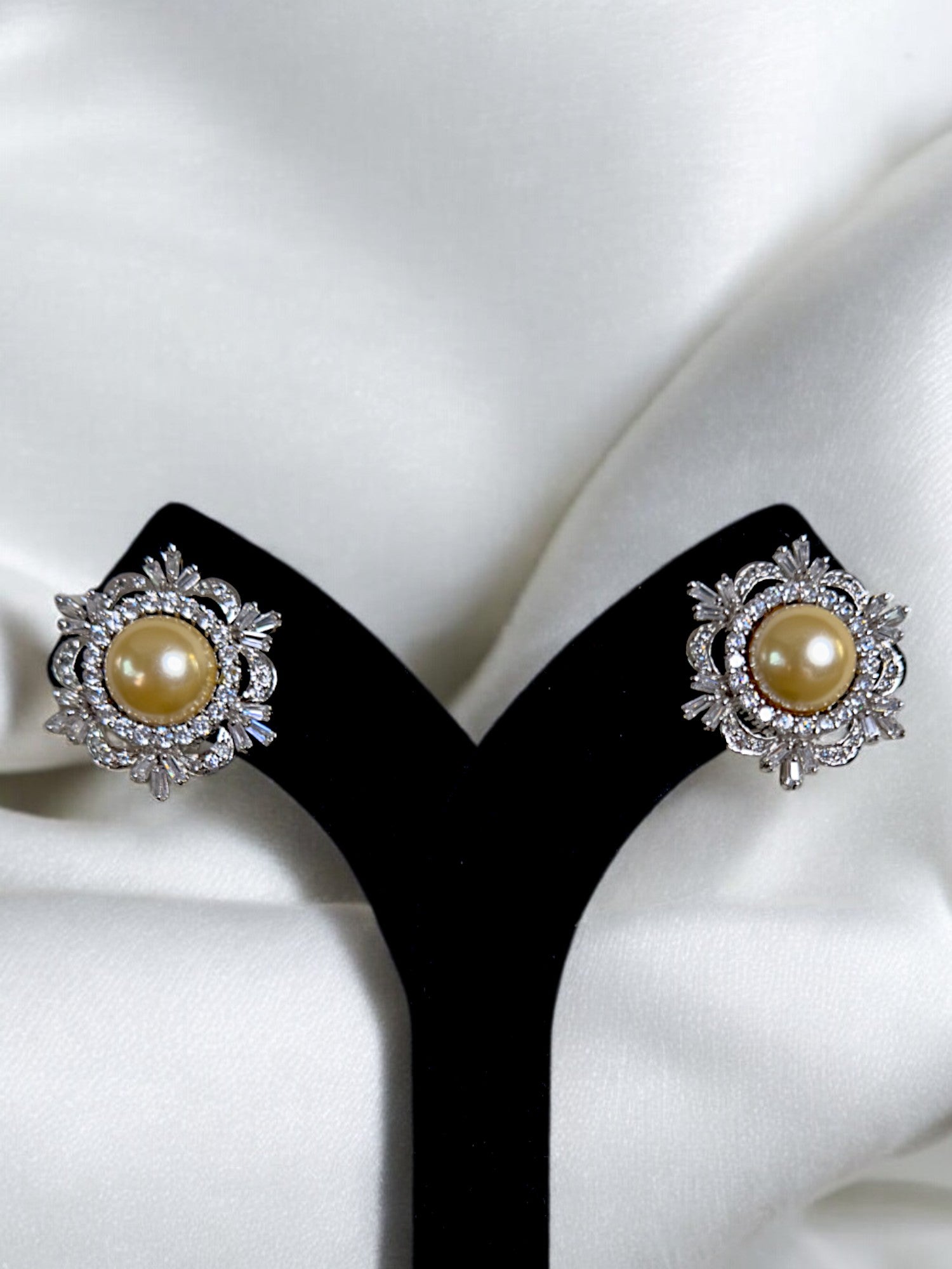 "VIENNA" Golden Pearl Earrings