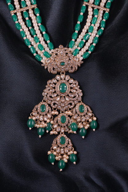 gold kundan long haar with emerald stones